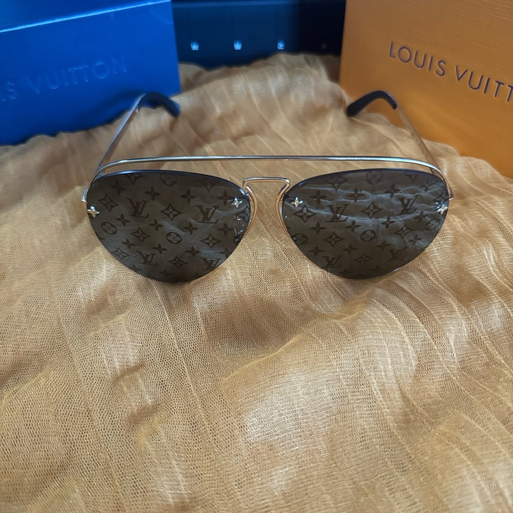 Men's LV U-Shaped Black Aviator Sunglasses - Picture 2 of 9